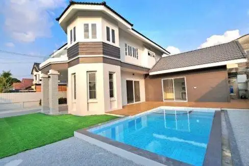 Villa de 3 dormitorios con piscina en venta en el norte de Pattaya